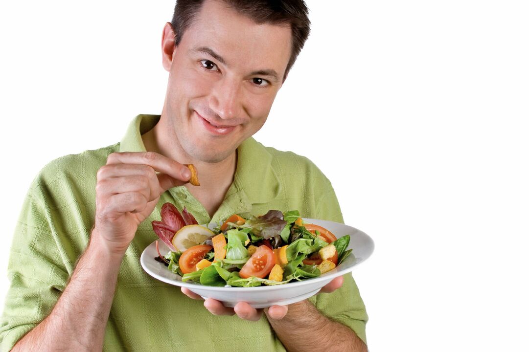 el hombre come ensalada de verduras para ganar potencia